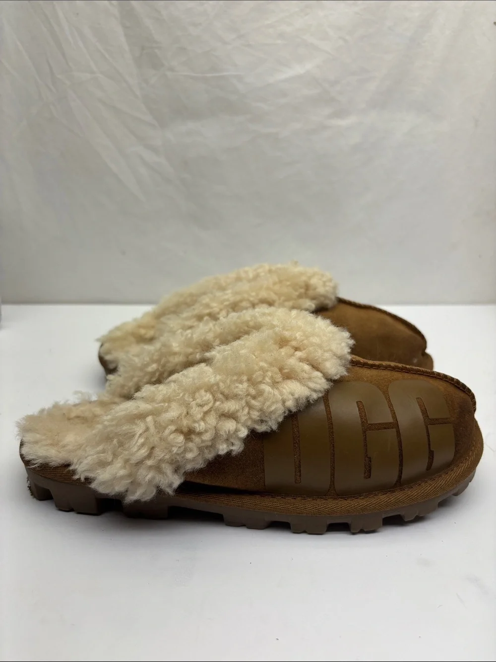 UGG cozy slippers for big girl, SZ 5, box 76